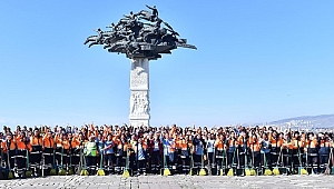 Kadın süpürgeciler İzmir’e toz kondurmuyor