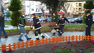 Konak Belediyesi parklardaki bankları kaldırıyor