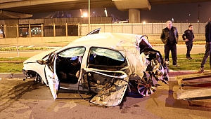 Konak’ta tramvay yoluna giren araç hurdaya döndü