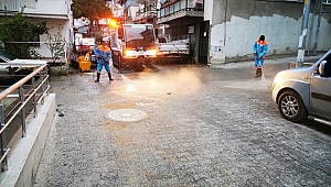 Kuşadası’nda tüm cadde ve sokaklar periyodik olarak dezenfekte ediliyor