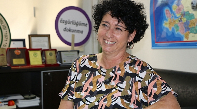 Neptün Soyer'den coronavirüs önlemi! Ayakkabıları silerek içeri aldı