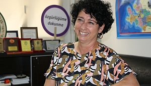 Neptün Soyer'den coronavirüs önlemi! Ayakkabıları silerek içeri aldı