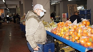 Pazarcılar, eldiven ve maskeyle poşetli gıdaları satışa sundu
