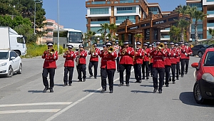 KUŞADASI BANDOSU BU KEZ ÇOCUKLAR İÇİN ÇALDI