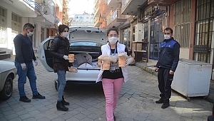 Kuşadası Belediyesi temel ihtiyaçları eve teslim ediyor