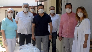 Kuşadası bayramda da çalıştı... Maske üretti...