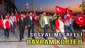 Başkan Soyer, Zafer Bayramı Korteji'ne katıldı