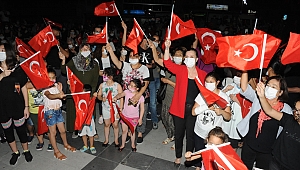 Maskelerini taktılar, bayramı kutladılar