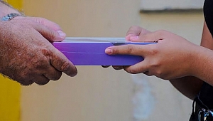 Sen de destek ol, uzakta kalmasınlar