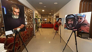 Tarık Akan’ı gençleri karanfillerle andı 