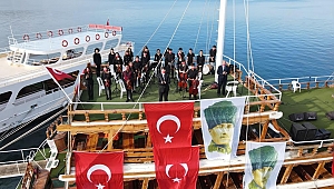 Ayvalık Cumhuriyet Bayramı için süslendi