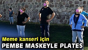 Başkan Gümrükçü pembe maske dağıttı