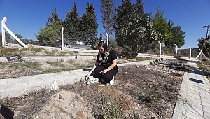 Can dostlar kuşadası’ndaki ebedi istirahatgahlarında huzurla uyuyor