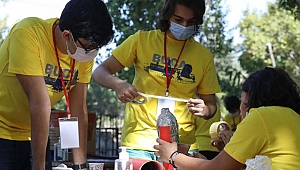 Genç bilim insanları doğa laboratuvarında 