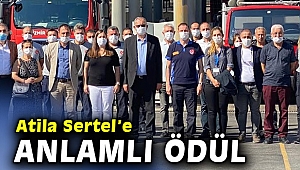 İzmirli itfaiyecilerden Atila Sertel’e anlamlı ödül