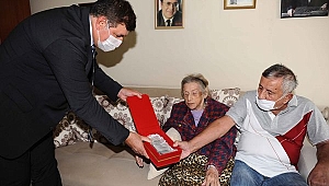 Karşıyaka Belediyesi’nden Aysel Teyze’ye plaket