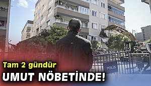 Enkazın başında mesai arkadaşından gelecek müjdeli haberi bekliyor