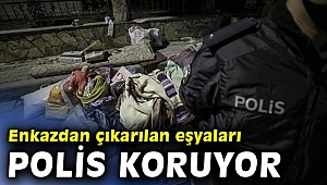Yağcıoğlu Apartmanı'nın enkazından çıkarılan eşyaları polis koruyor