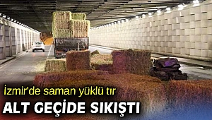 İzmir'de saman yüklü tır alt geçide sıkıştı