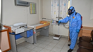 Karabağlar Belediyesi aşı merkezlerini de dezenfekte ediyor