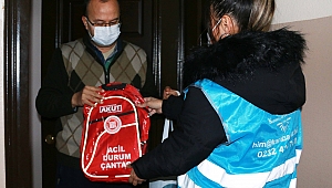 Karabağlar'da acil durum çantaları dağıtıldı