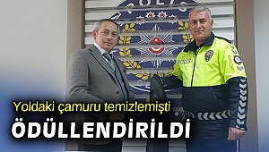 Tire'de kürekle yolda biriken çamuru temizleyen polis ödüllendirildi