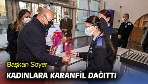 Başkan Soyer kadınlara karanfil dağıttı