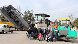 Karabağlar Belediyesi, asfalt serim makinesini de ilçeye kazandırdı