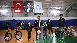 Karşıyaka’da atık metal kutuyu getiren gençler bisikleti götürdü