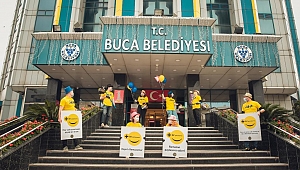 Buca Belediyesi iftarda yolda kalanların yanında 