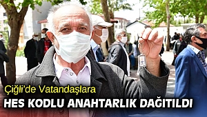 Çiğli’de Vatandaşlara HES Kodlu Anahtarlık Dağıtıldı