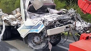 İzmir'de freni patlayan kamyon devrildi: 1 ölü