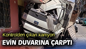 Kontrolden çıkan kamyon evin duvarına çarptı