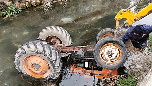 Kontrolden çıkan traktör sürücüsüyle Büyük Menderes Nehri’ne düştü