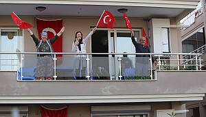 Gaziemir’in balkonlarında bayram coşkusu