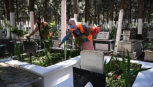 Kuşadası Belediyesi mezarlıkları çiçeklerle donattı