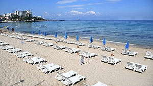 Kuşadası’nda plajlar misafirlerini bekliyor