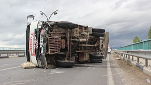 Manisa’da kamyonet köprü üzerinde devrildi: 3 yaralı