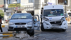 Otomobil ile minibüs çarpıştı: 7 yaralı
