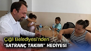 Çiğli Belediyesi’nden Çocuklara “Satranç Takımı” Hediyesi