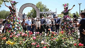 Karşıyaka Çiçek Pazarı'na coşkulu açılış
