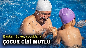 Başkan Soyer, çocuklarla yüzdü