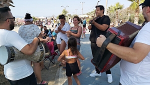 Kuşadası’nda müzisyenler bayramda da coşturdu