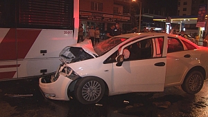 Otomobil park halindeki belediye otobüsüne çarptı: 1’i ağır 4 yaralı