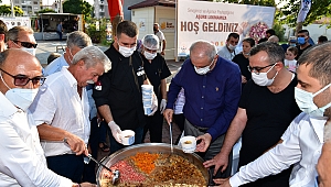 Çiğli’de aşure ikramı