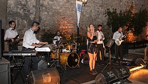 Kuşadası’nın turistik çarşıları konserlerle şenleniyor