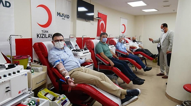 MÜSİAD İzmir'den Kızılay'a kan bağışı