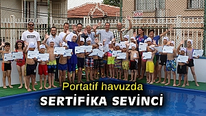 Portatif havuzda sertifika sevinci