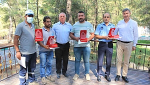 BAŞKAN KARAKAYALI’DAN ZABITA PERSONELİNE PLAKET