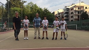 Bostanlıspor tenis 12 yaşta kürsüye çıktı